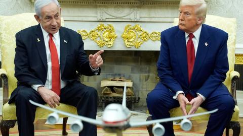 El presidente de Estados Unidos, Donald Trump (d), se reúne con el primer ministro israelí, Benjamin Netanyahu (i), en la Oficina Oval de la Casa Blanca, en Washington, D.C., EE.UU., el 7 de abril de 2025.