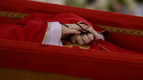 Los restos del papa Francisco serán trasladados a la Basílica de San Pedro para su funeral y luego a la Basílica de Santa María la Mayor para su entierro.
