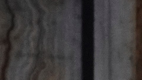 El papa Francisco fue vestido con las vestiduras papales tradicionales y expuesto sin ornamentos excesivos, en un ataúd de madera y zinc que reemplaza el catafalco habitual.