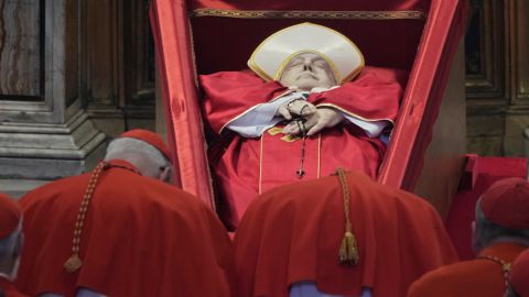 El papa Francisco fue vestido con las vestiduras papales tradicionales y expuesto sin ornamentos excesivos, en un ataúd de madera y zinc que reemplaza el catafalco habitual.