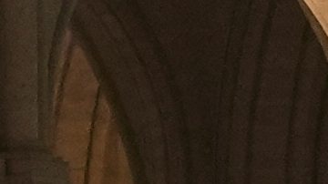 Feligreses asisten a la Catedral de Notre Dame para rendir honores al fallecido Papa Francisco. Imagen referencial.