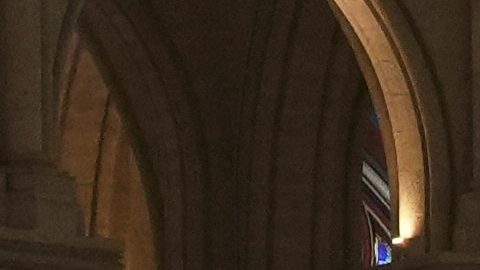 Feligreses asisten a la Catedral de Notre Dame para rendir honores al fallecido Papa Francisco. Imagen referencial.