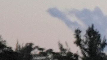 Funcionarios policiales observan al gobernador de Florida, Ron DeSantis, durante una conferencia de prensa sobre inmigración en un hangar de la Oficina de Aduanas y Protección Fronteriza de Estados Unidos (CBP) en la Base Aérea de Homestead, el miércoles 26 de febrero de 2025.