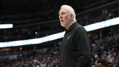 Gregg Popovich en un encuentro entre los San Antonio Spurs y los Denver Nuggets.