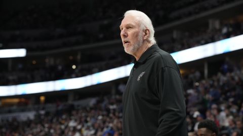 Gregg Popovich en un encuentro entre los San Antonio Spurs y los Denver Nuggets.