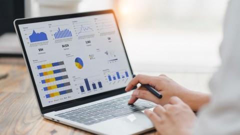 Las especificaciones de la laptop te permitirán cumplir con tus exigentes ocupaciones laborales, e incluso ir más allá.