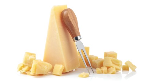 El queso parmesano es rico en proteínas, carbohidratos y sodio.