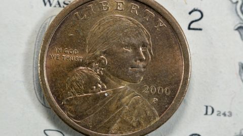 En el año 2000, la Casa de la Moneda de Estados Unidos decidió rendir homenaje a Sacagawea, la guía indígena que acompañó a Lewis y Clark en su histórica expedición.