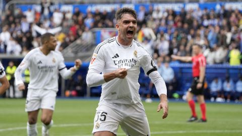 El defensa del Real Madrid Raúl Asencio celebra el gol de Camavinga ante el Alavés.