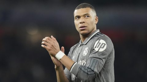 Kylian Mbappe aplaude a los madridistas que asistieron al Emirates Stadium en la ida de los cuartos de final de la Champions League entre el Real Madrid y el Arsenal.