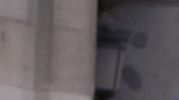 Un hincha del Real Madrid muestra una bandera ante un grupo de simpatizantes del Arsenal en la Plaza Mayor de Madrid.