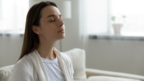 Para aplicar el truco, siéntate en una posición cómoda, con la espalda recta, los pies apoyados en el suelo y los hombros relajados. Ese es el primer paso.