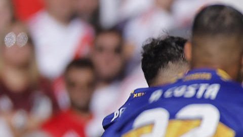 Franco Mastantuono de River Plate controla el balón este domingo, durante un partido del Torneo Apertura de la Liga de Argentina entre River Plate y Boca Juniors.