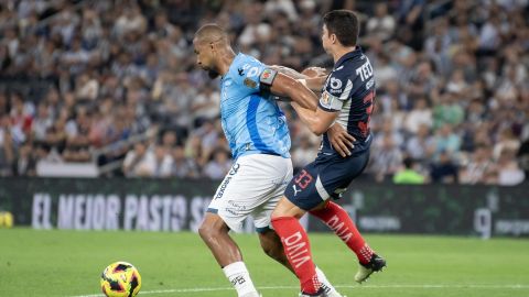 Stefan Medina (d) de Monterrey disputa el balón con Salomon Rondon (i) de Pachuca.
