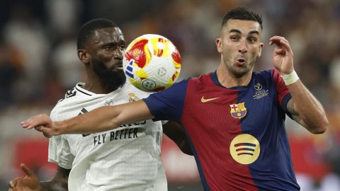 El delantero del FC Barcelona Ferrán Torres disputa el balón ante el defensa alemán del Real Madrid Antonio Rüdiger.