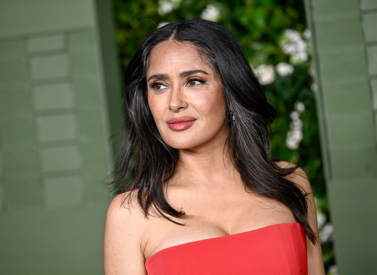 Salma Hayek presume su figura, rostro sin maquillaje y algunas canas