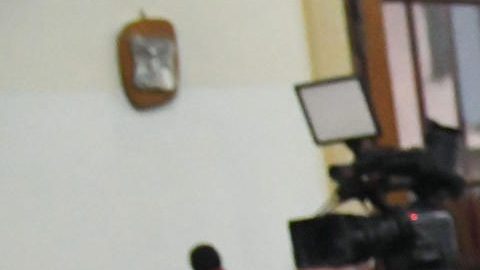 Hinchas de San Lorenzo asisten a una misa en memoria del papa Francisco en la capilla San Antonio del barrio de Almagro, en Buenos Aires, Argentina.