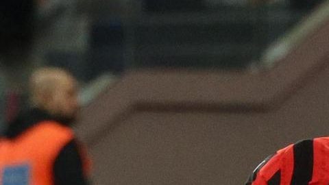 Santiago Giménez en un partido entre el Milan y el Atalanta.