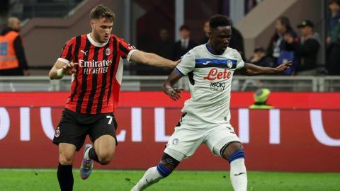 Santiago Giménez en un partido entre el Milan y el Atalanta.