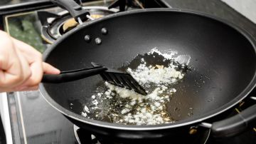 El orden de sofreír el ajo y la cebolla influye en el sabor de los platillos.