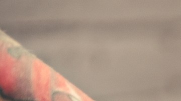 Migrantes en Estados Unidos ocultan o eliminan sus tatuajes por temor a que los deporten
