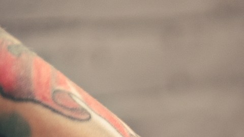 Migrantes en Estados Unidos ocultan o eliminan sus tatuajes por temor a que los deporten