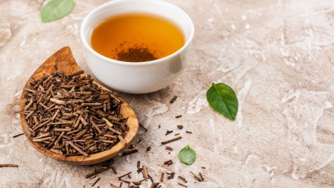 El té kukicha se elabora partir de las ramas de la planta de té.