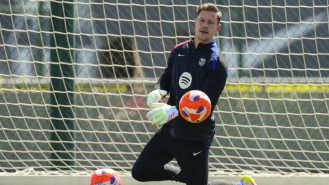 El portero alemán del FC Barcelona Marc-André ter Stegen durante el entrenamiento del equipo en las instalaciones de la Ciudad Deportiva Joan Gamper.
