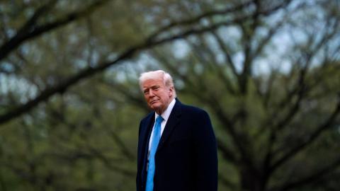 El presidente estadounidense, Donald Trump, cruza el Jardín Sur tras descender del Marine One en la Casa Blanca, en Washington, D.C., EE. UU., el 6 de abril de 2025.
