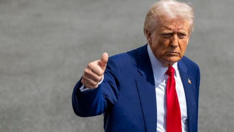 El presidente de Estados Unidos, Donald Trump, hace un gesto a los medios de comunicación mientras se dirige a bordo del Marine One en el Jardín Sur de la Casa Blanca, en Washington, D.C., EE. UU., el 3 de abril de 2025.