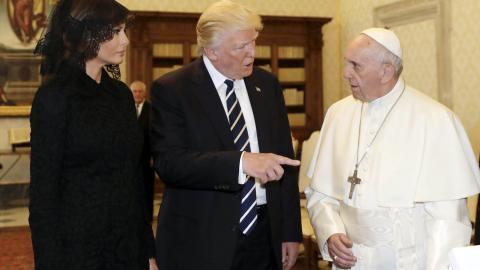 Imagen de archivo tomada el 24/05/2017 del papa Francisco mientras mantiene una audiencia privada con el presidente de Estados Unidos, Donald Trump, y su esposa Melania Trump, en el Vaticano.