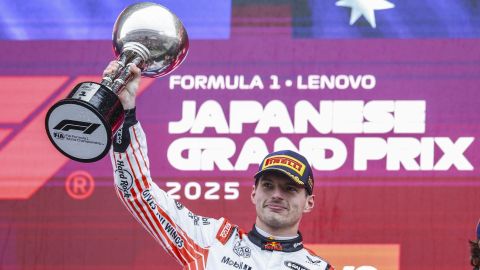 Max Verstappen celebró en el podio de Suzuka.