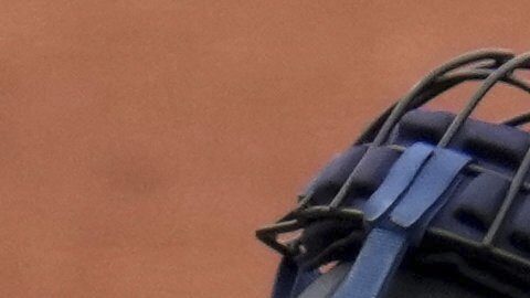 El abridor de los New York Yankees Will Warren (98) en una reunión en el montículo con el equipo y el coach de pitcheo Matt Blake durante la cuarta entrada del encuentro ante los Pittsburgh Pirates.