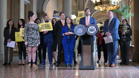 La asambleísta de Queens, Jessica González-Rojas y el senador estatal, Andrew Gounardes impulsan este anteproyecto.