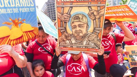 Manifestantes en una marcha del Primero de Mayo exigen el regreso de Kilmar Ábrego García, quien fue trasladado por error a su país natal, El Salvador, en Washington, D.C., EE. UU., el 1 de mayo de 2025.