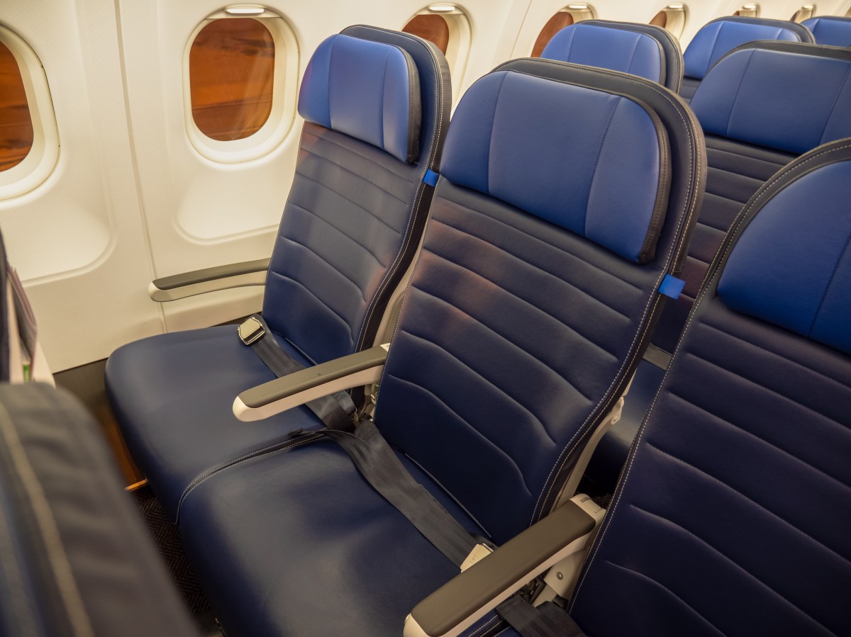 Volar en el asiento de en medio: 12 claves para sobrevivir al peor lugar del avión, según expertos en viajes