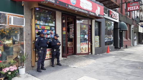 Agentes NYPD afuera de una bodega/Archivo.
