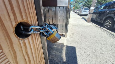 Luego de semanas de protestas con el soporte de agencias municipales se puso el candado a un prostíbulo que tenía como fachada una bodega en la calle 99 de Avenida Roosevelt.