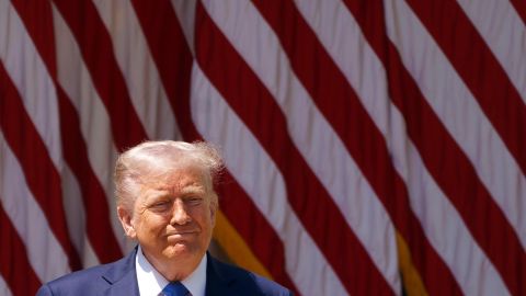 El presidente de Estados Unidos, Donald Trump, asiste al evento del Día Nacional de Oración en el jardín de rosas de la Casa Blanca en Washington, DC, EE. UU., el 01 de mayo de 2025.