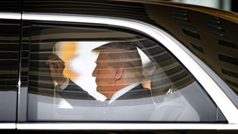 Una fotografía facilitada por la Corte Presidencial de los EAU muestra la comitiva del presidente estadounidense Donald Trump saliendo del Aeropuerto Presidencial a su llegada a Abu Dabi, Emiratos Árabes Unidos, el 15 de mayo de 2025.