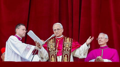 El recién elegido Papa León XIV, el cardenal Robert Francis Prevost de EE.UU., saluda a los fieles desde la logia central de la Basílica de San Pedro, Ciudad del Vaticano, 08 de mayo de 2025.