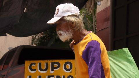 Un migrante camina este martes en la ciudad de Tapachula, Chiapas (México).