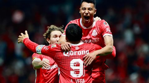Jugadores del Toluca celebran uno de los goles ante Tigres de la UANL.