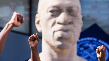 La gente se reúne cerca de una estatua recientemente inaugurada de George Floyd tras la noticia de que el ex oficial de policía de Minnesota Derek Chauvin fue sentenciado a 22 años y medio de prisión por el asesinato de Floyd, que tuvo lugar en mayo de 2020, en el distrito de Brooklyn de Nueva York, Nueva York, EE. UU., 25 de junio de 2021.