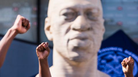 La gente se reúne cerca de una estatua recientemente inaugurada de George Floyd tras la noticia de que el ex oficial de policía de Minnesota Derek Chauvin fue sentenciado a 22 años y medio de prisión por el asesinato de Floyd, que tuvo lugar en mayo de 2020, en el distrito de Brooklyn de Nueva York, Nueva York, EE. UU., 25 de junio de 2021.