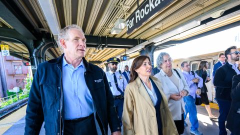 Gobernadora Hochul anunció reapertura del tren A hacia Rockaways en Queens.