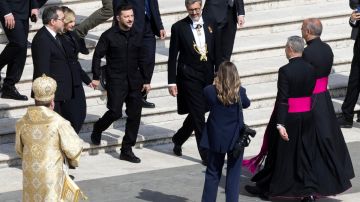 El presidente de Ucrania, Volodymyr Zelensky, y Olena Zelenska asisten a la Santa Misa de inicio del pontificado del Papa León XIV, en la plaza de San Pedro, en la Ciudad del Vaticano, el 18 de mayo de 2025.
