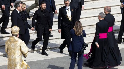 El presidente de Ucrania, Volodymyr Zelensky, y Olena Zelenska asisten a la Santa Misa de inicio del pontificado del Papa León XIV, en la plaza de San Pedro, en la Ciudad del Vaticano, el 18 de mayo de 2025.