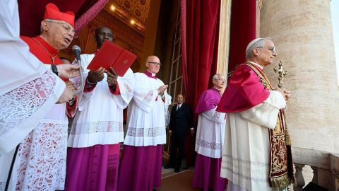 León XIV se asomó al balcón central de la basílica vaticana para saludar a los miles de congregados en la plaza de San Pedro vistiendo la muceta y la estola.