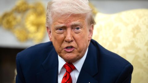 El presidente de Estados Unidos, Donald Trump, asiste a una reunión con el primer ministro canadiense en la Oficina Oval de la Casa Blanca en Washington, DC, EE.UU., 06 de mayo de 2025.
